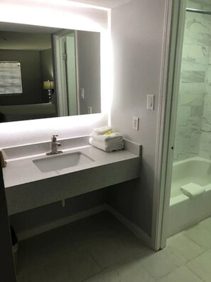 Premium bedding, desk, iron/ironing board, free WiFi
