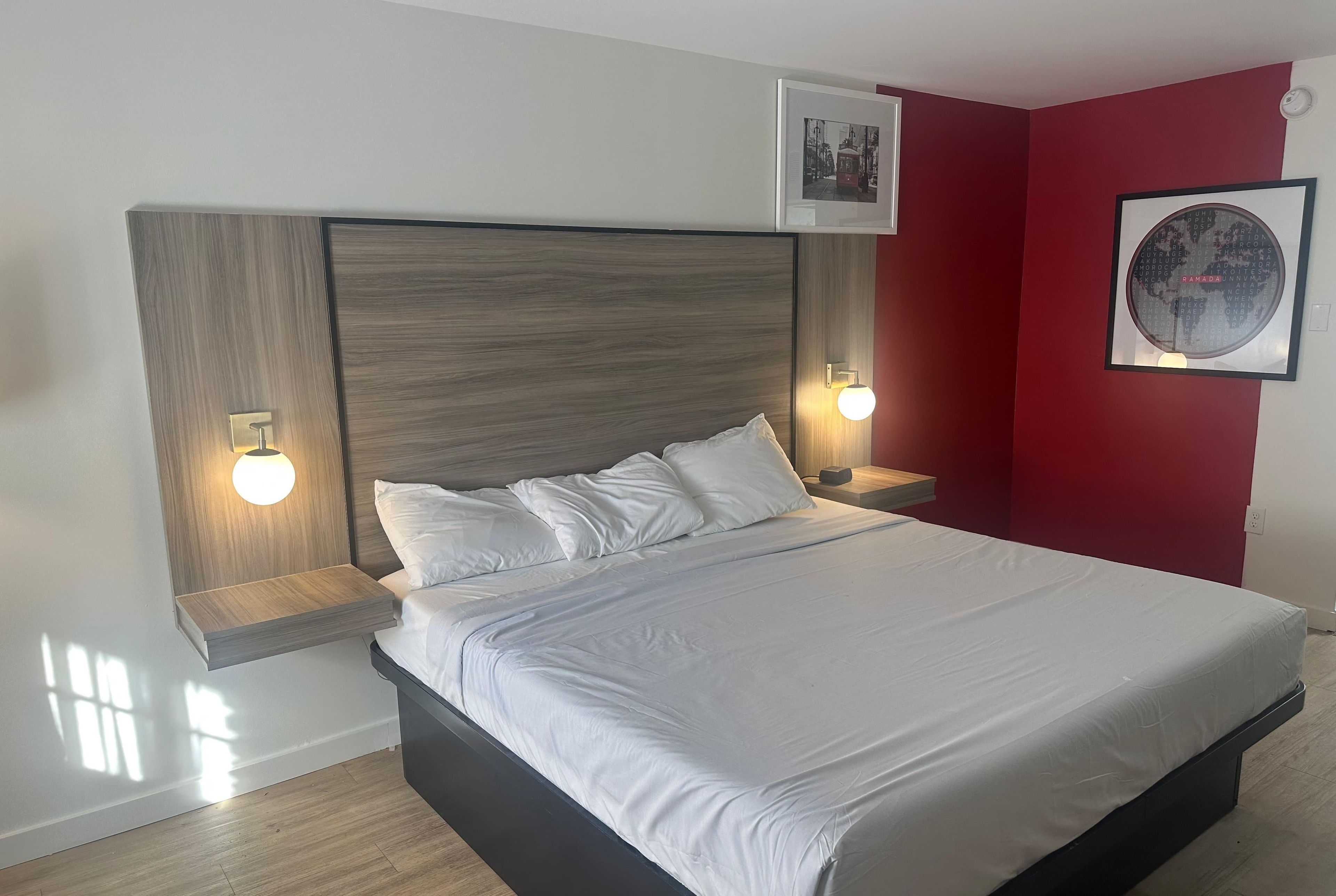 Un dormitorio moderno con una cama grande, dos mesitas de noche y un cabecero.