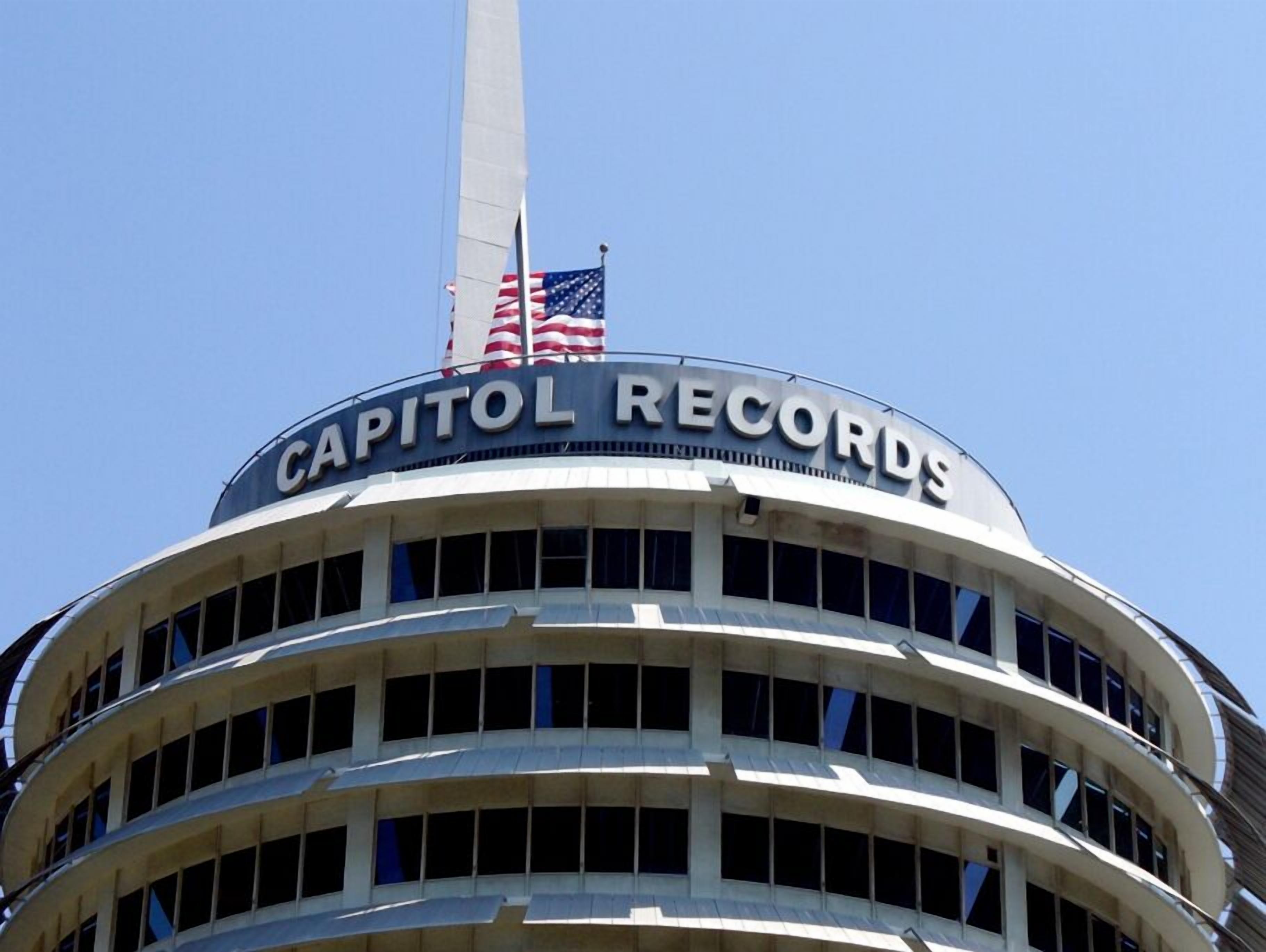 Een gebouw met een koepel en daarop de tekst 'CAPITOL RECORDS'.