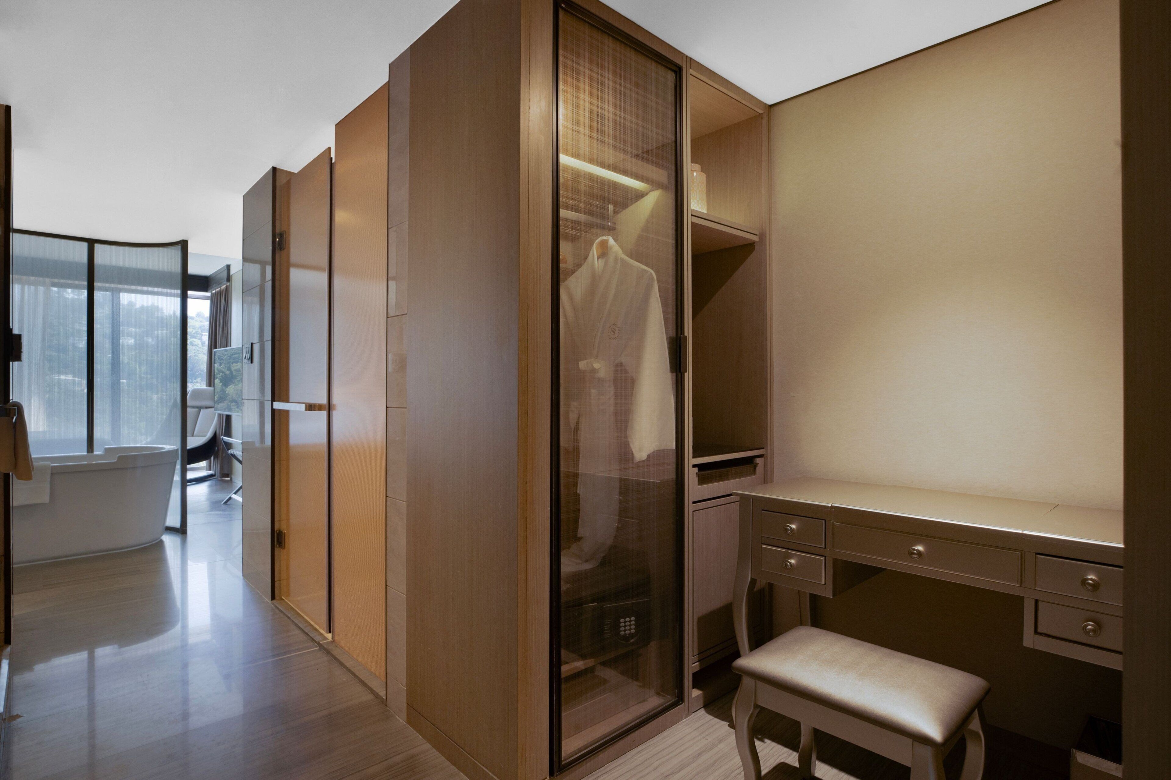 premium bedding, down duvets, in-room safe, desk