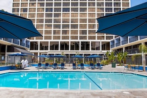 Piscine extérieure, parasols de plage, chaises longues