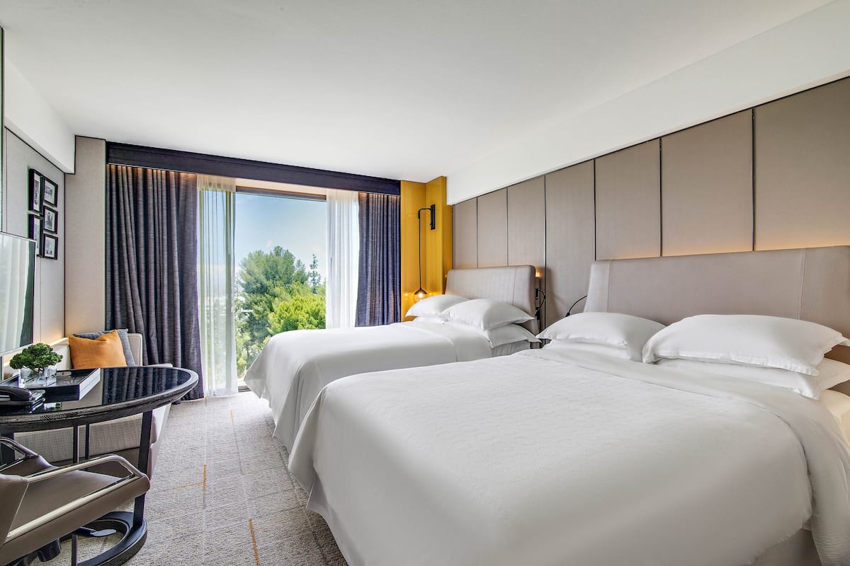 Luxe beddengoed, donzen dekbedden, een kluis op de kamer, een bureau