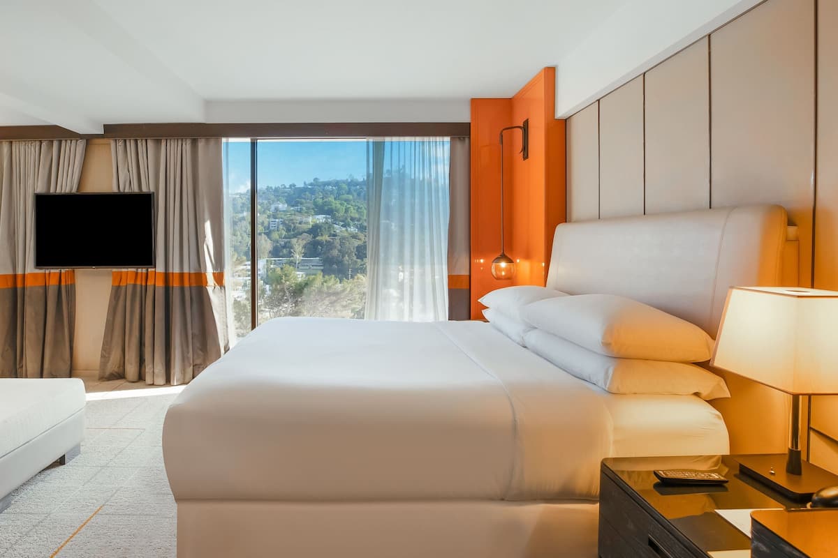 Junior suite, 1 kingsize bed | Luxe beddengoed, donzen dekbedden, een kluis op de kamer, een bureau