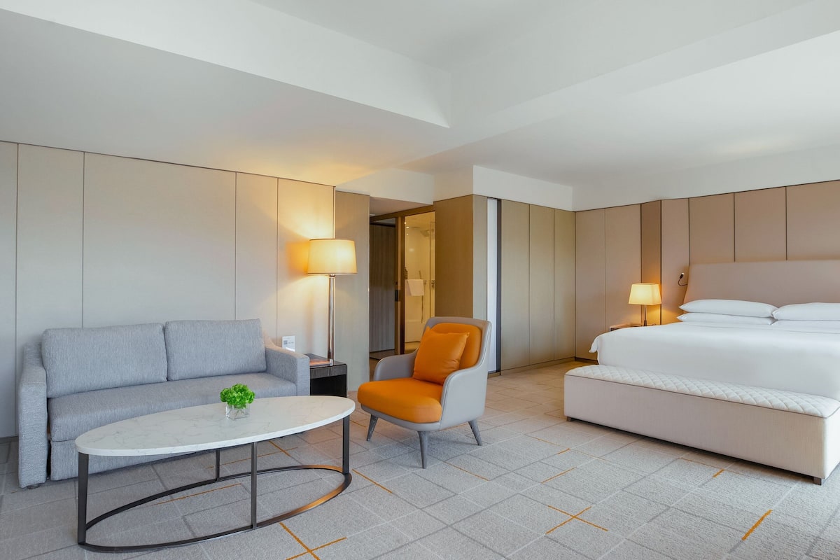 Hochwertige Bettwaren, Daunenbettdecken, Zimmersafe, Schreibtisch