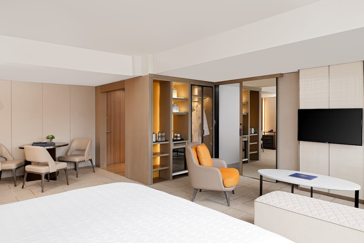 Suite, 1 kingsize bed met slaapbank | Woonkamer | Een 43-inch lcd-televisie met kabelzenders en een televisie