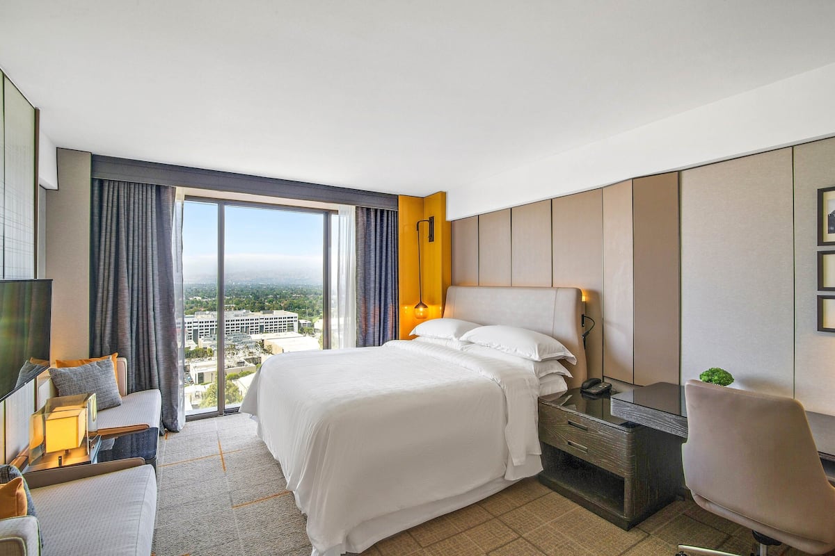 Luxe beddengoed, donzen dekbedden, een kluis op de kamer, een bureau