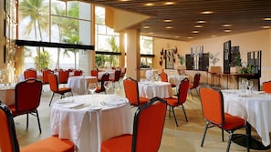 Café da manhã completo todos os dias (XAF 15000 por pessoa) 