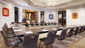 A conference room with a long table, chairs, and glassware. - Hotel Re-Ndama (Libreville)