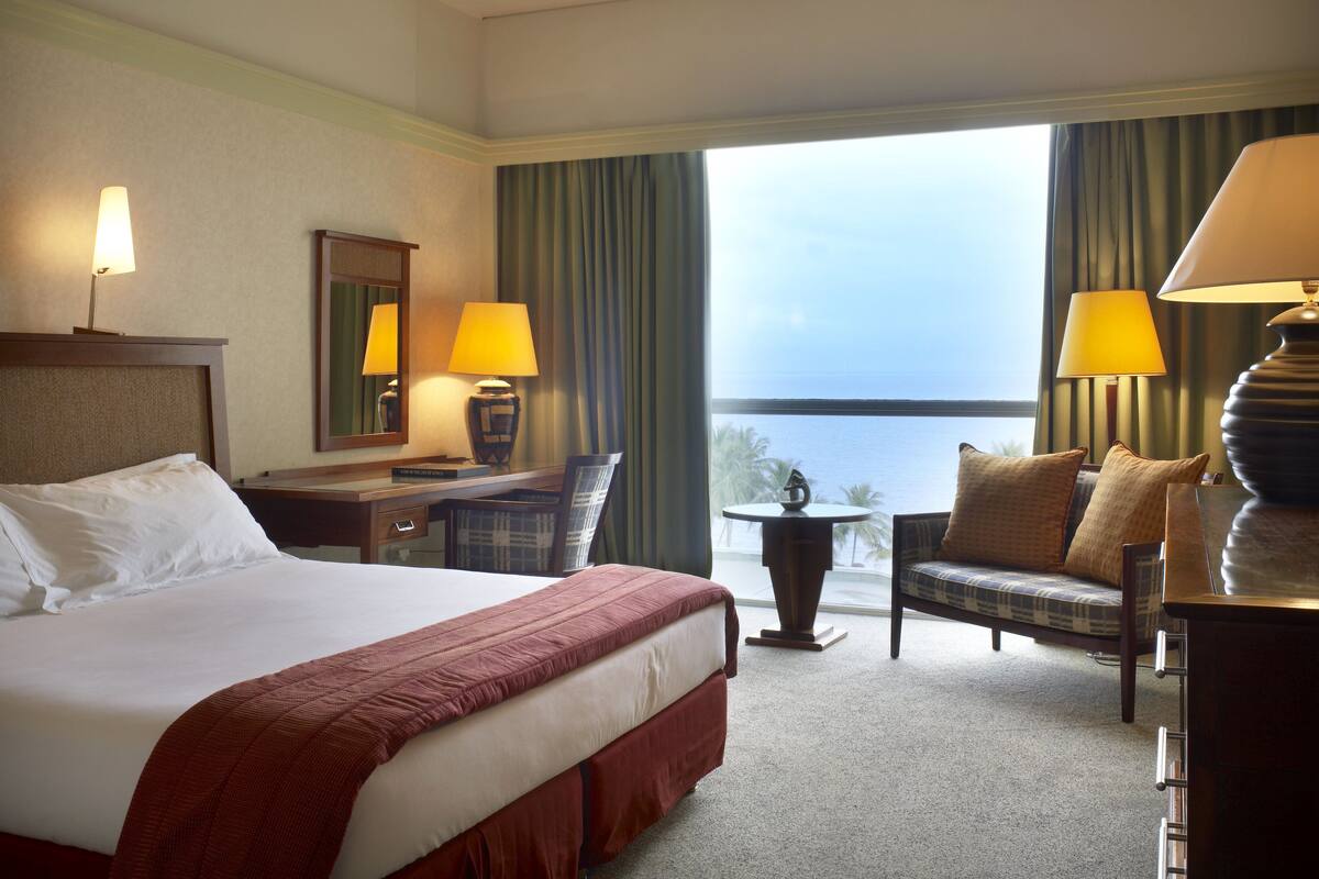 Executive Room, 1 Queen Bed | Premium bedding, down comforters, pillowtop beds, minibar