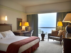 Executive Room, 1 Queen Bed | Premium bedding, down comforters, pillowtop beds, minibar