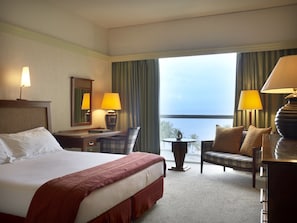 Executive Room, 1 Queen Bed | Premium bedding, down comforters, pillowtop beds, minibar