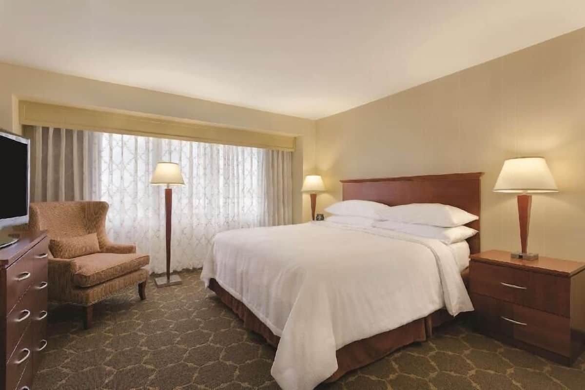 1 Schlafzimmer, hochwertige Bettwaren, Zimmersafe, Schreibtisch