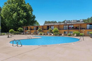 Una piscina al aire libre de temporada
