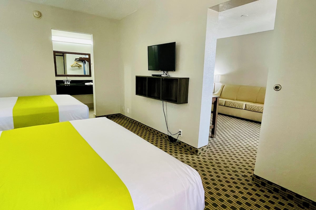 suite | in-room safe, desk, iron/ironing board, free cots/infant beds