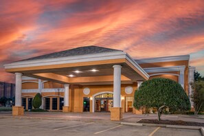 A hotel with a covered entrance, columns, and a well-maintained lawn. - Best Western Irving Grapevine DFW North (Irving)