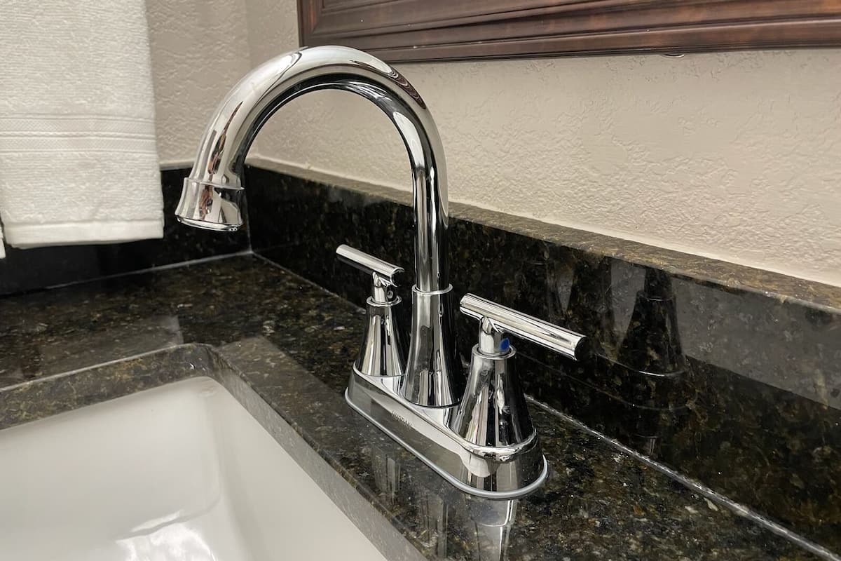 combined shower/bathtub, free toiletries, hair dryer, towels