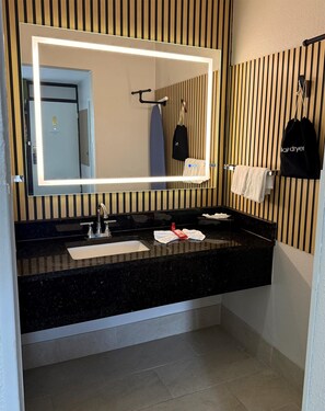 Peti besi dalam bilik, meja, seterika/papan seterika 