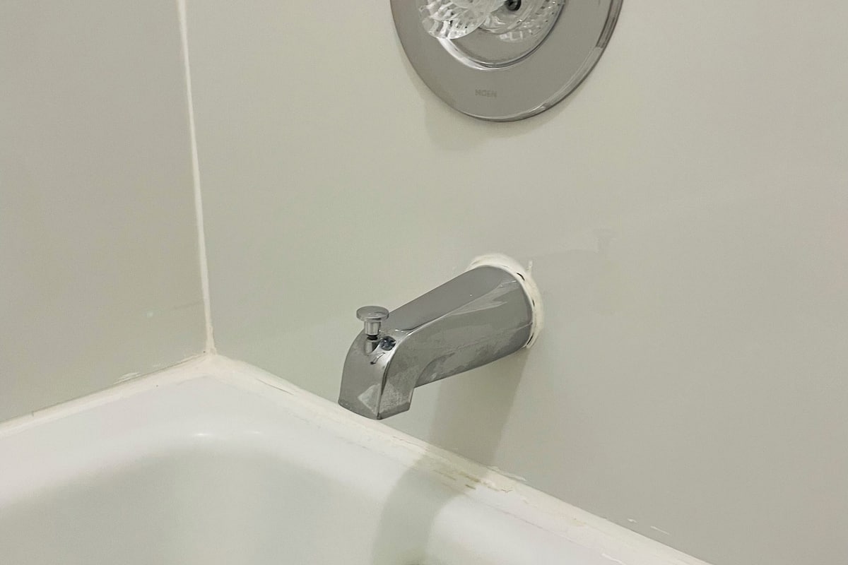 combined shower/bathtub, free toiletries, hair dryer, towels