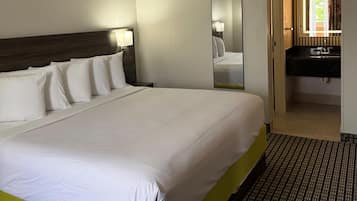 Suite, 1 très grand lit, non-fumeur, baignoire à jets (with Sofabed) | Coffre-fort, bureau, fer et planche à repasser, lit de bébé (gratuit)