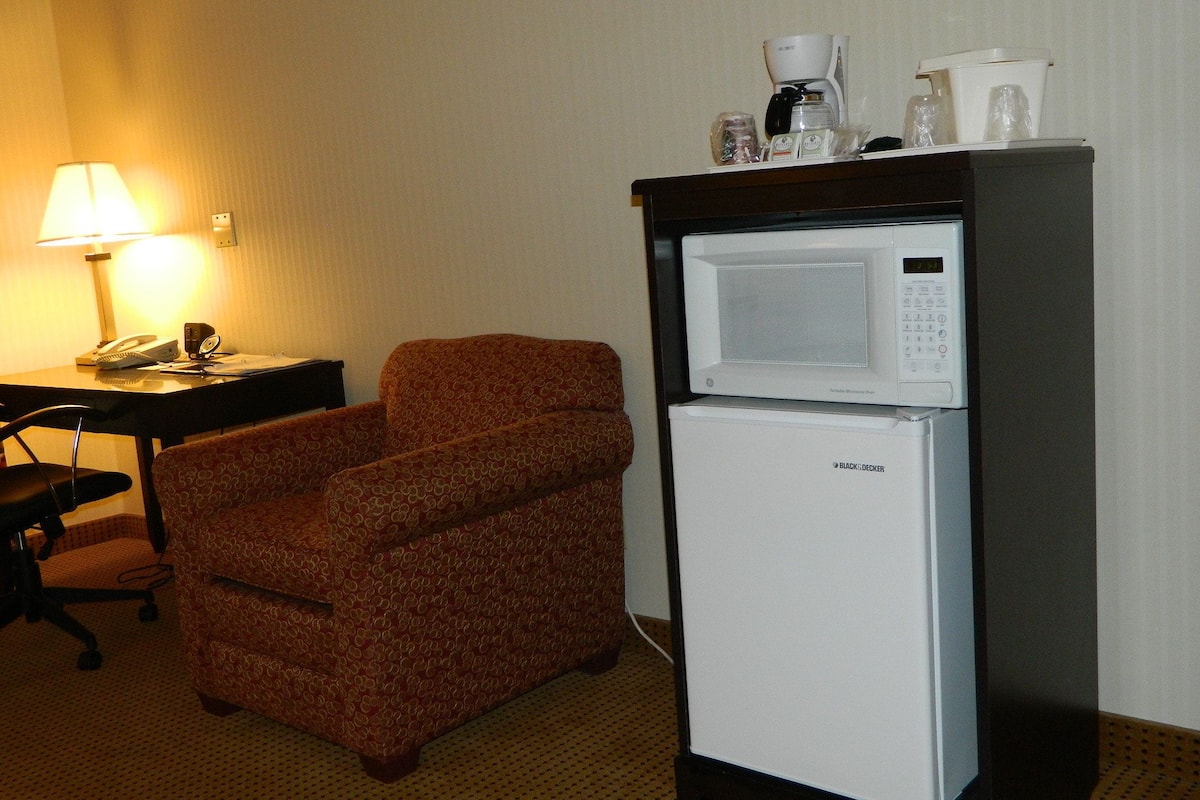 standard room, 1 king bed, non smoking | mini fridge