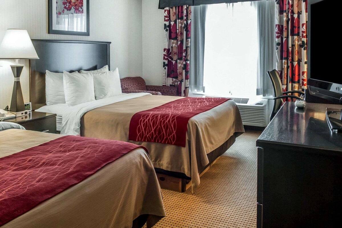 Chambre Standard, 2 grands lits, non-fumeur | Bureau, fer et planche à repasser, lit de bébé (gratuit)