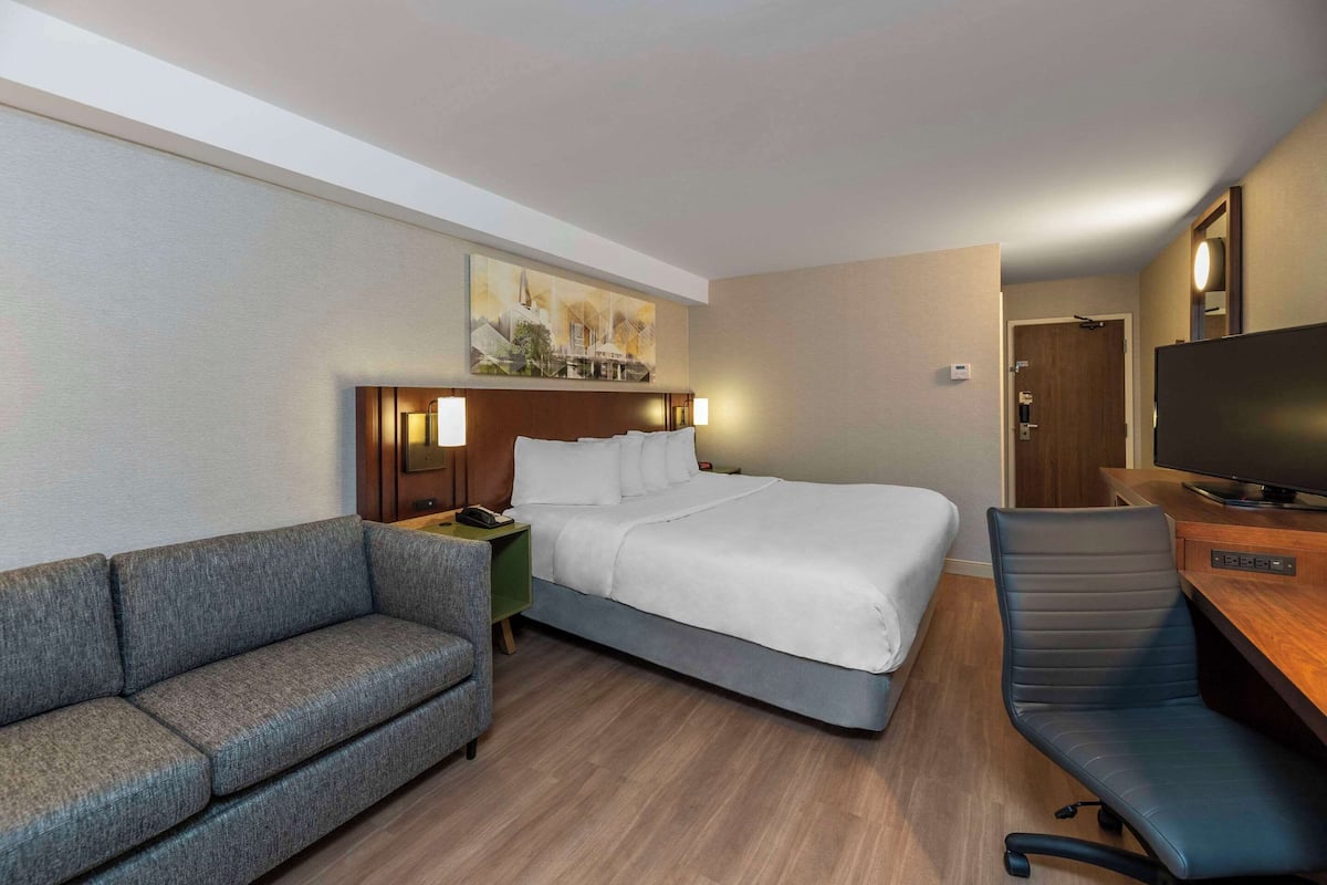 Zimmer, 1 King-Bett und Schlafsofa, Nichtraucher | 1 Schlafzimmer, hochwertige Bettwaren, Pillowtop-Betten, Schreibtisch