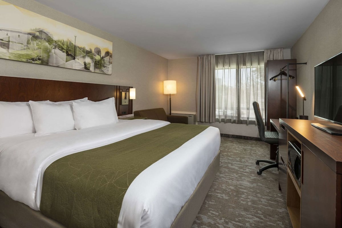 고급 침구, 필로우탑 침대, 책상, 암막 커튼