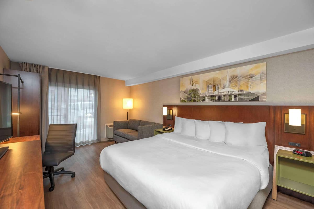 Zimmer, 1 King-Bett und Schlafsofa, Nichtraucher (Upgrade) | 1 Schlafzimmer, hochwertige Bettwaren, Pillowtop-Betten, Schreibtisch