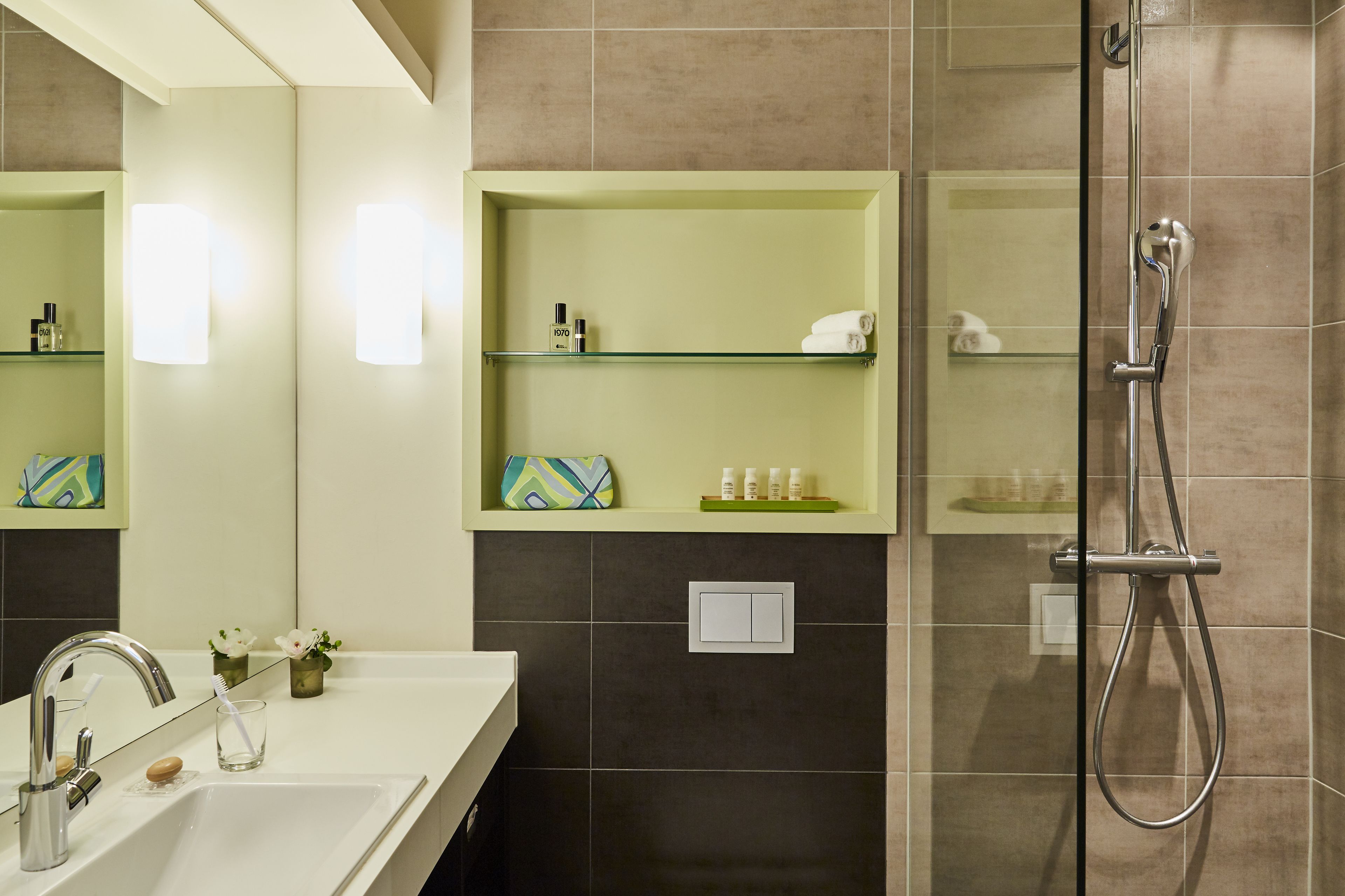 Een douche, een regendouche, gratis toiletartikelen, een haardroger