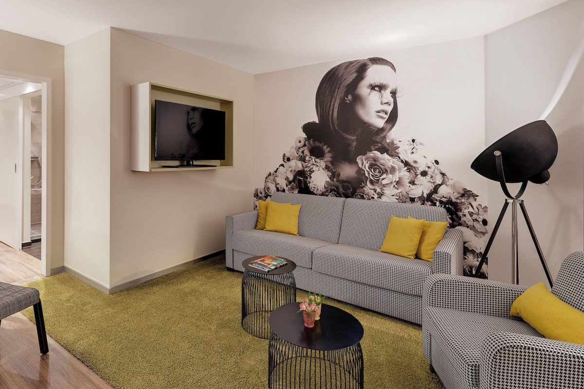Suite, 1 slaapkamer, uitzicht op de stad | Hypoallergeen beddengoed, een minibar, een kluis op de kamer, een bureau