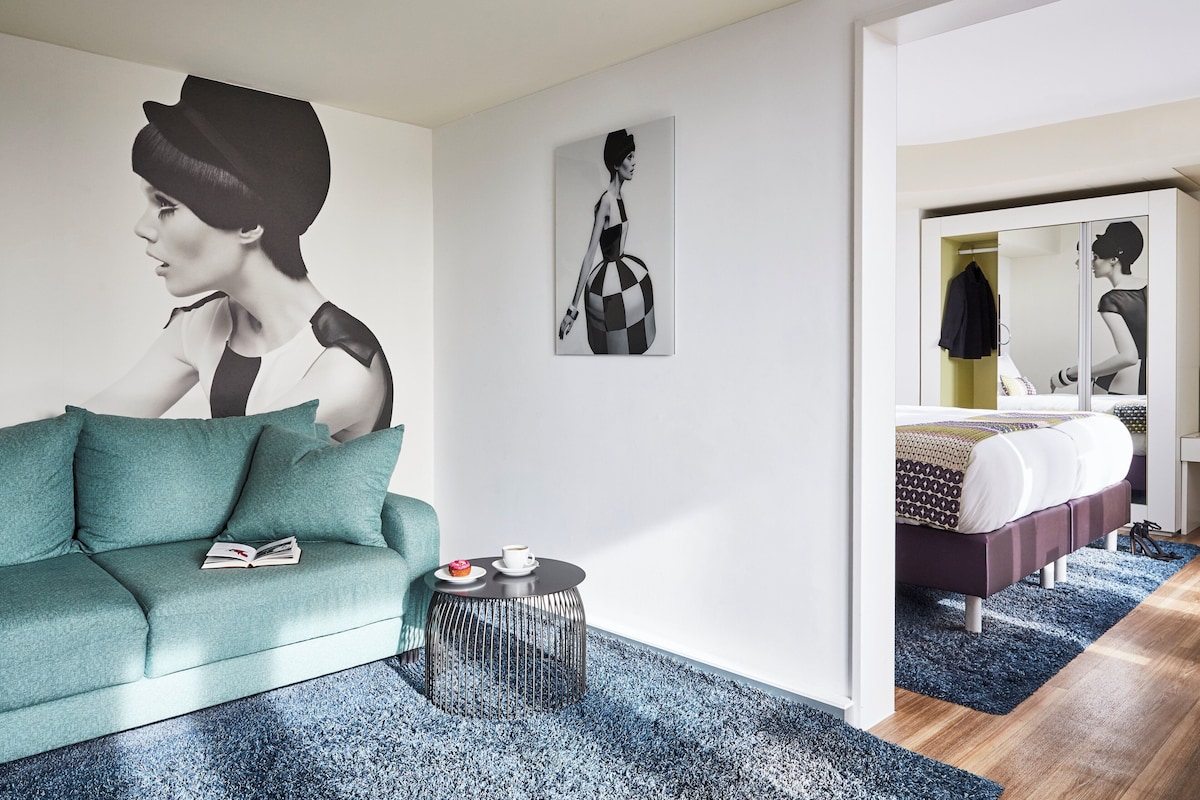 Suite, 1 slaapkamer, uitzicht op tuin | Hypoallergeen beddengoed, een minibar, een kluis op de kamer, een bureau