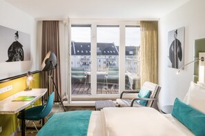 Standaard kamer, 1 queensize bed, balkon, uitzicht op tuin | Hypoallergeen beddengoed, een minibar, een kluis op de kamer, een bureau