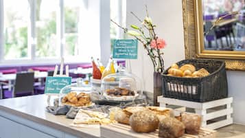 Petit déjeuner buffet servi tous les jours en supplément