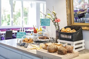 Desayuno buffet todos los días (con cargo) 