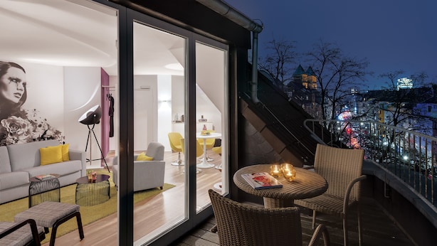 Suite, 1 soverom, hageutsikt | Allergitestet sengetøy, minibar, safe på rommet og skrivebord