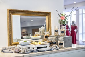 Daily buffet breakfast (EUR 23 per person) - Hotel Indigo Düsseldorf - Victoriaplatz by IHG (Düsseldorf)