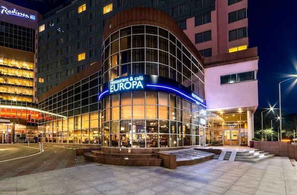 2 restaurants servant le dîner
