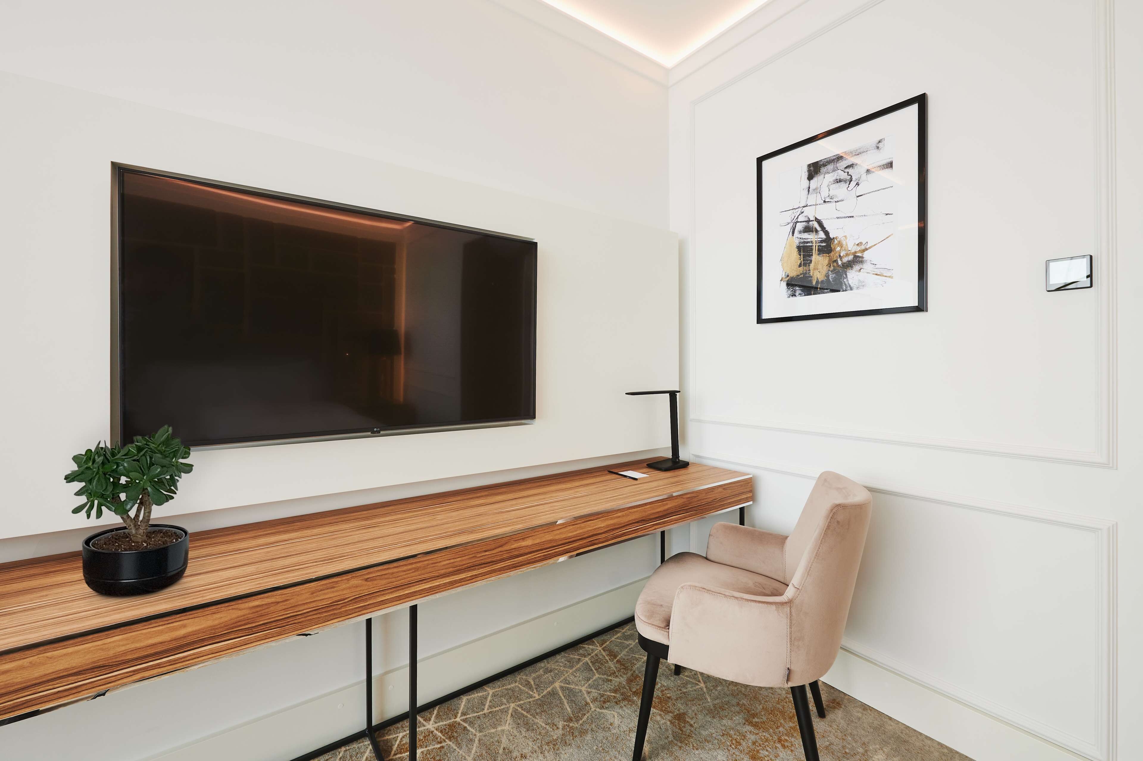 1 bedroom, hypo-allergenic bedding, desk, laptop workspace