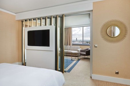 Junior-Suite (High Floor) | Allergikerbettwaren, Schreibtisch, laptopgeeigneter Arbeitsplatz. Radisson Blu Hotel, Szczecin