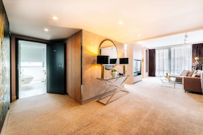 Hypo-allergenic bedding, minibar, desk, laptop workspace