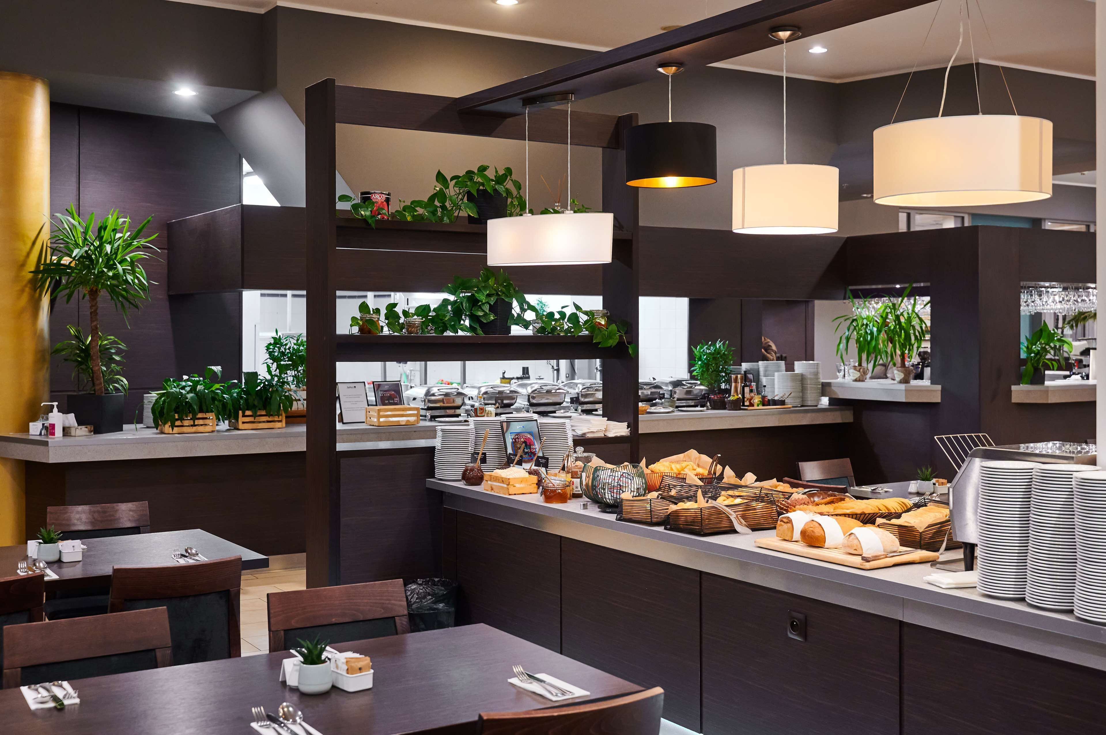 2 restaurants, lunch served