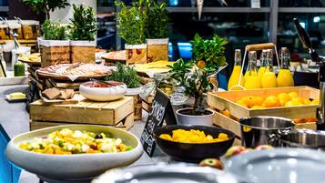 Petit déjeuner à emporter servi les week-ends (89 PLN par personne)