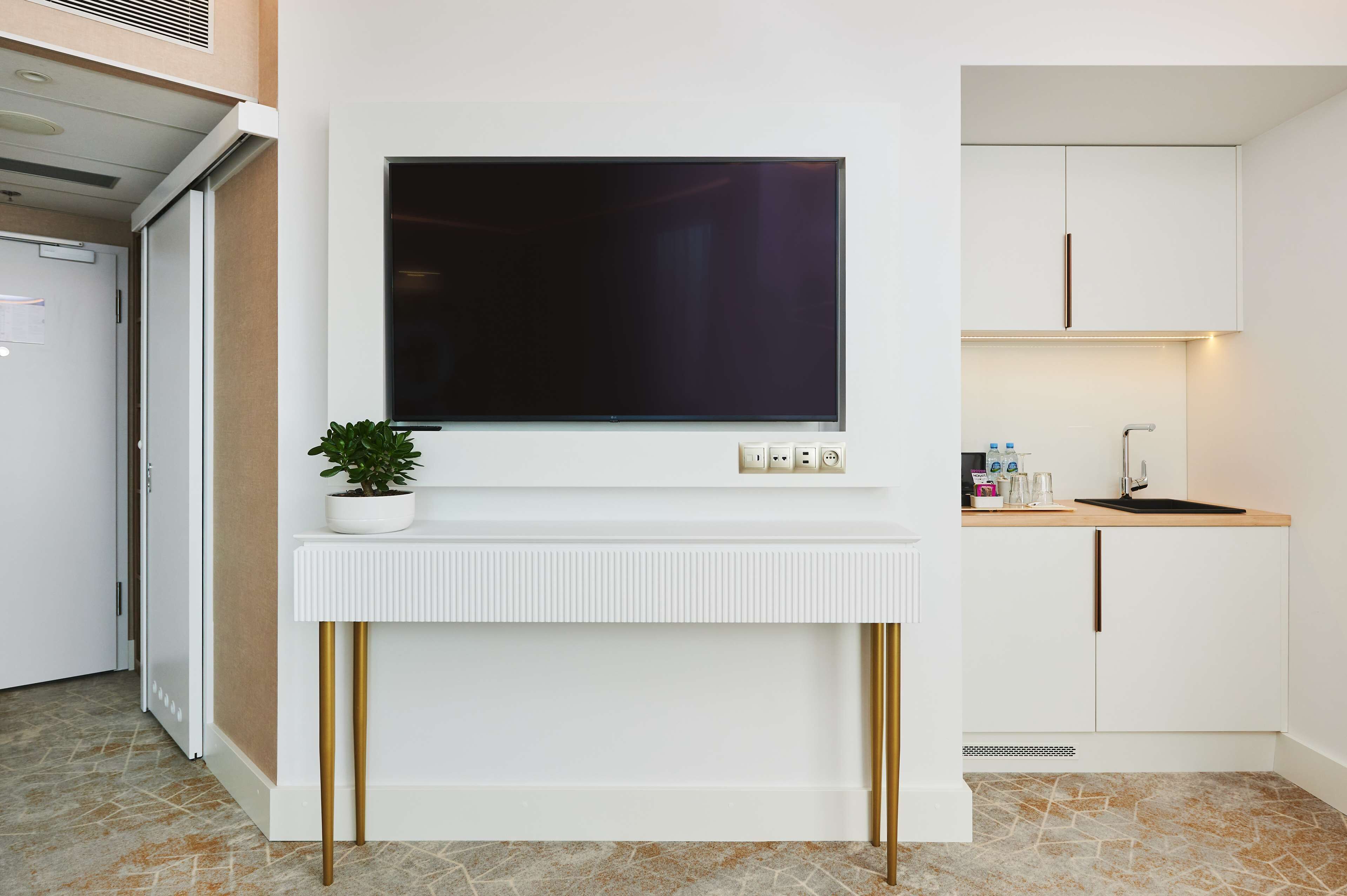 1 bedroom, hypo-allergenic bedding, desk, laptop workspace