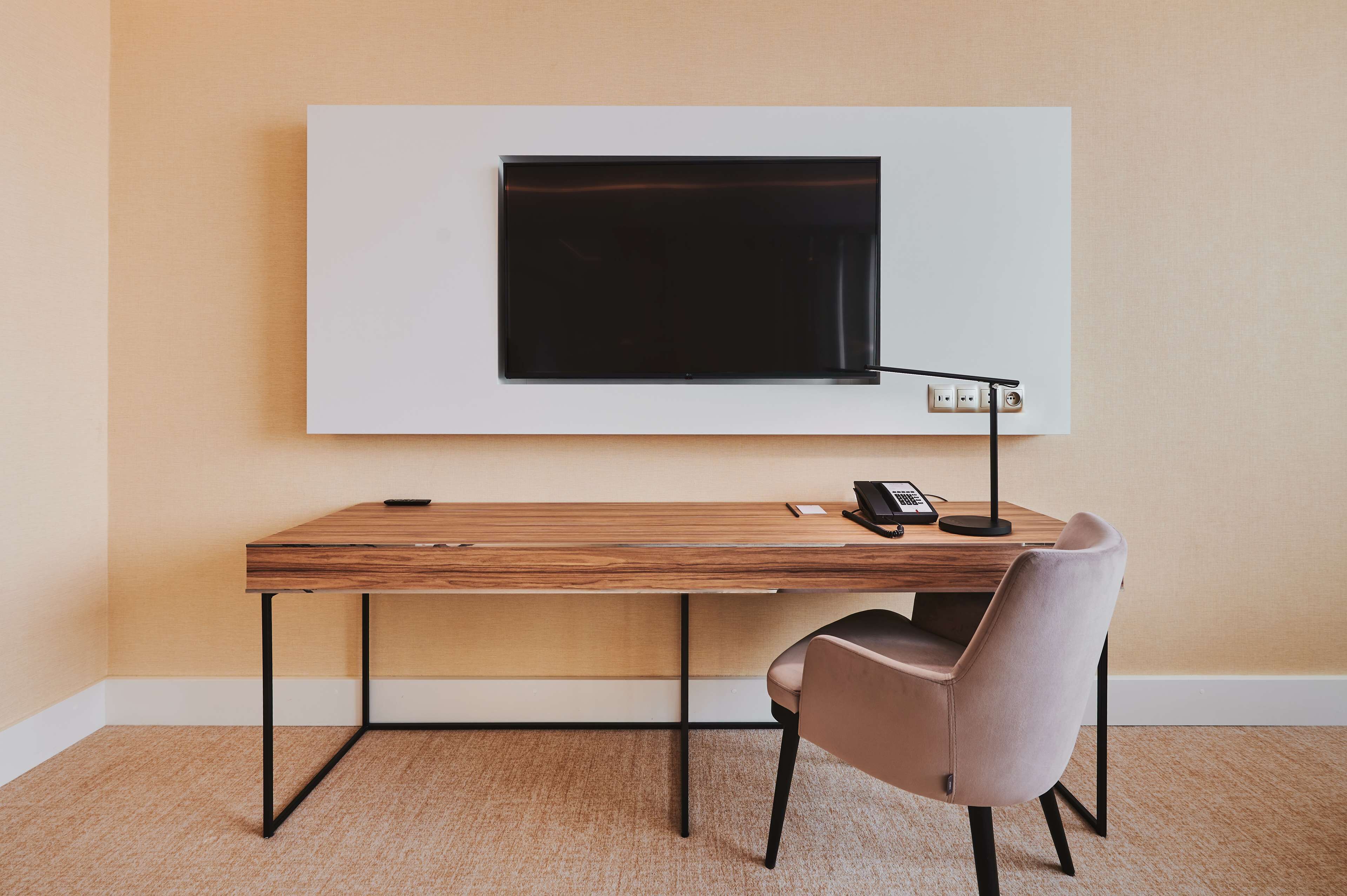 1 bedroom, hypo-allergenic bedding, desk, laptop workspace