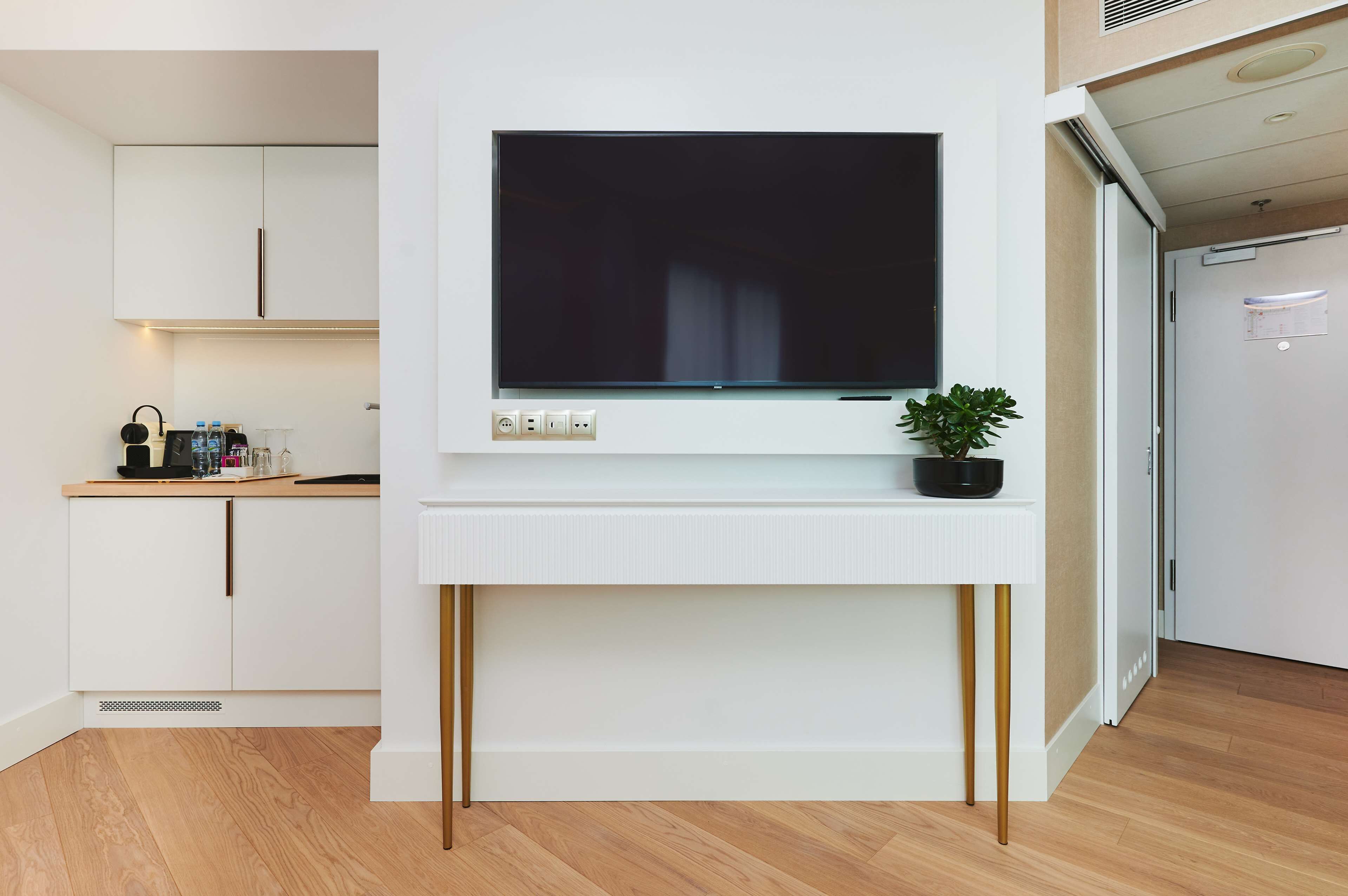 1 bedroom, hypo-allergenic bedding, desk, laptop workspace