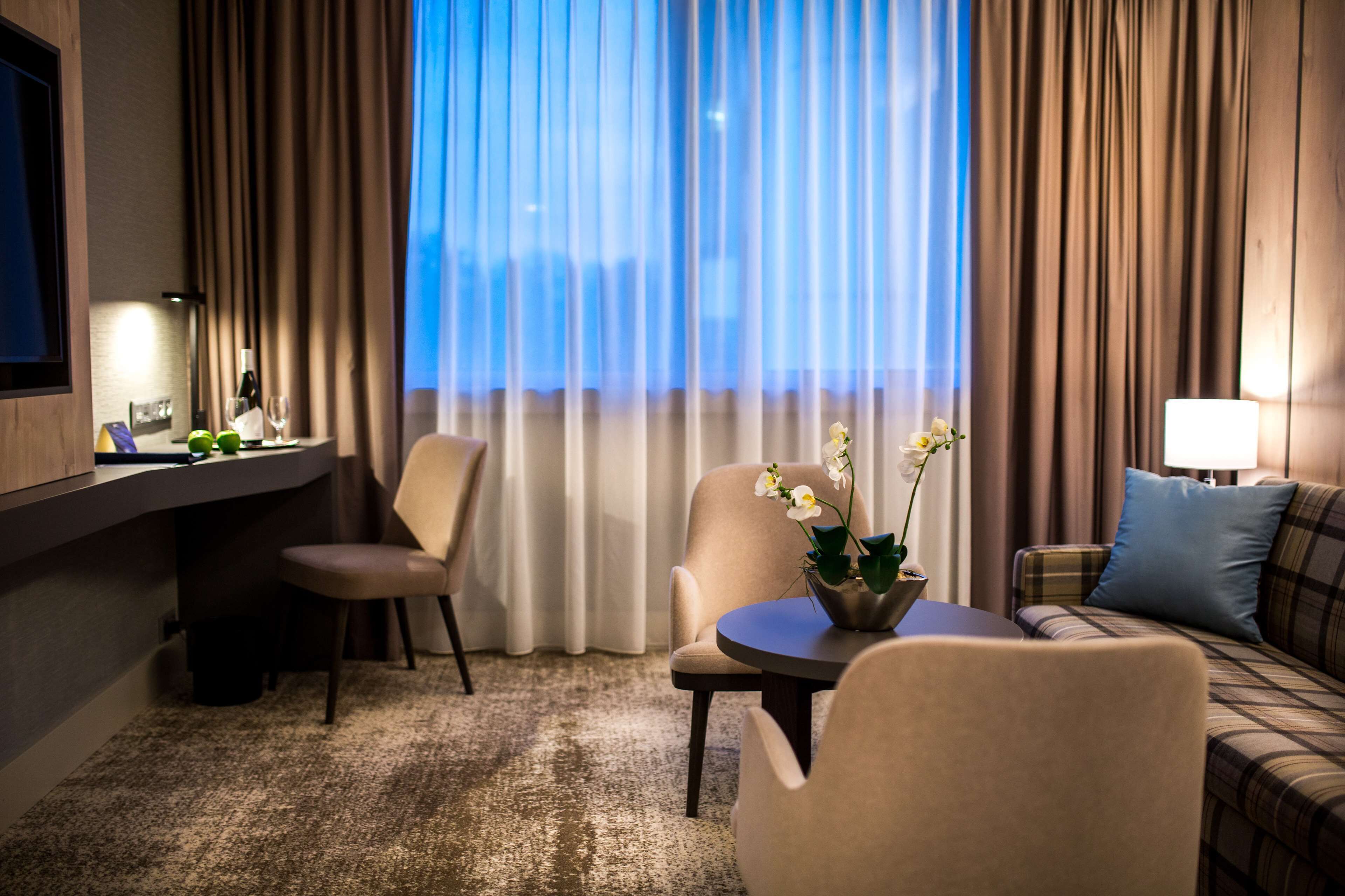 junior suite | 1 bedroom, hypo-allergenic bedding, desk, laptop workspace