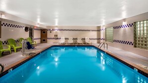 Una piscina con sillas y vestuarios.