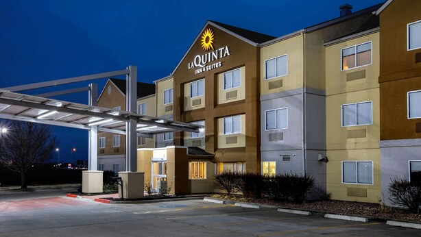 Edificio de La Quinta Inn & Suites con entrada cubierta y varias ventanas.