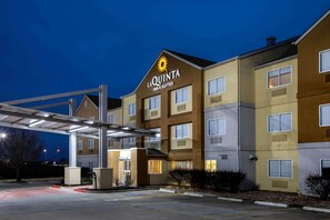 A La Quinta Inn & Suites building with a covered entrance and multiple windows. - La Quinta Inn & Suites by Wyndham Emporia (Emporia)