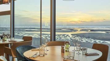 Se sirven almuerzos, cenas y cocina francesa (con vistas a la playa)